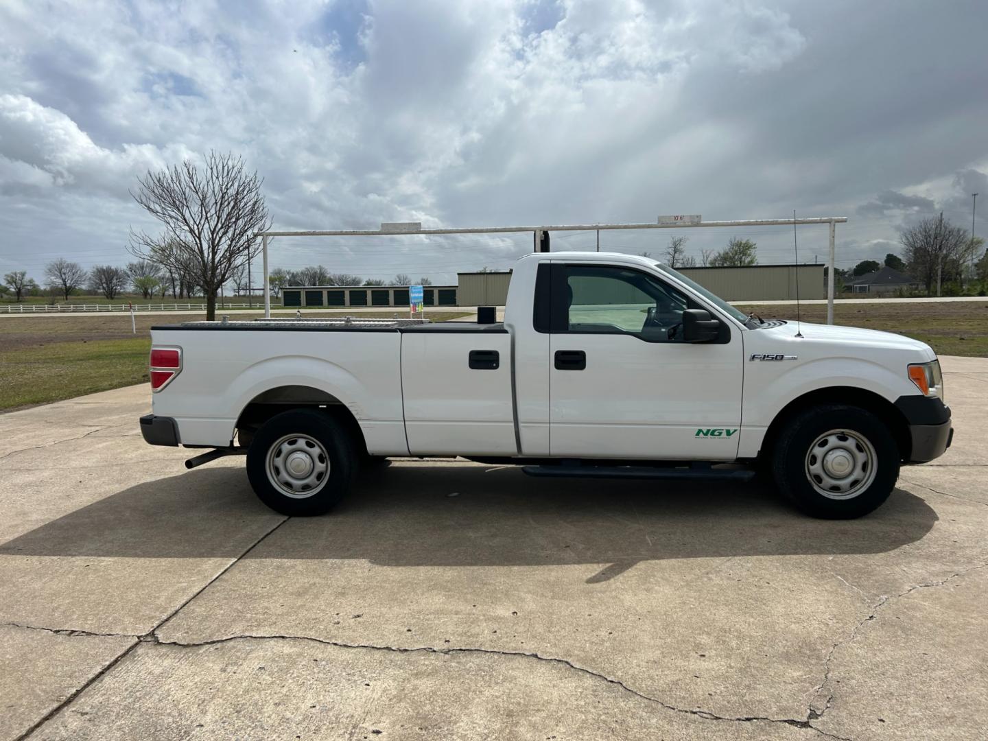 2014 White /Gray Ford F-150 STX 6.5-ft. Bed 2WD (1FTMF1CM7EK) with an 3.7L V6 DOHC 24V engine, 6-Speed Automatic transmission, located at 17760 Hwy 62, Morris, OK, 74445, (918) 733-4887, 35.609104, -95.877060 - Photo#3